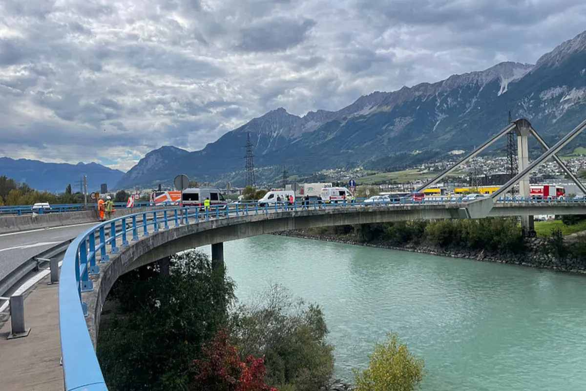 Schwerer Unfall bei Hall in Tirol – Fahrzeug stürzt in den Inn