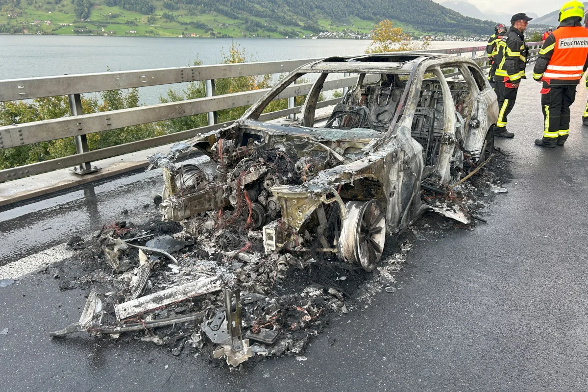 A4 Arth SZ – Auto bei Brand auf Autobahn komplett zerstört