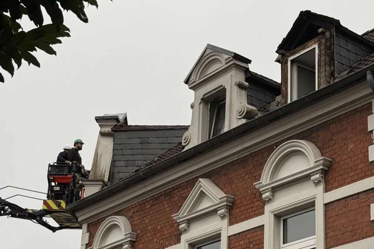 Mülheim an der Ruhr NW – Fassadenteile stürzen von Dachgaube