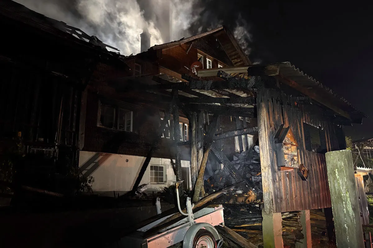 Hofen SG – Holzschopf und Wohnhaus in Brand