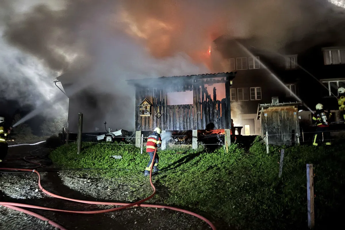 Hofen SG – Holzschopf und Wohnhaus in Brand