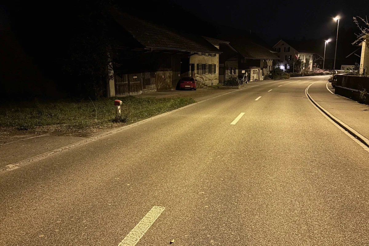 Ammerswil AG – VW kracht bei Unfall in Scheunentor