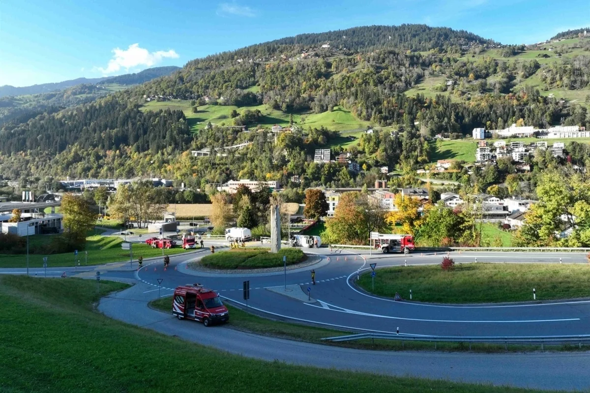 Unfall in Ilanz GR – Tankanhänger kippt im Kreisel