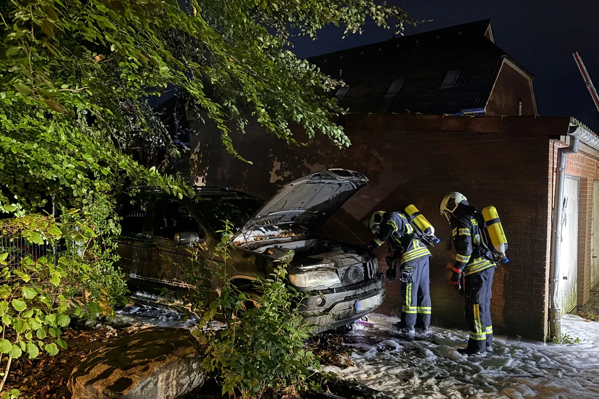 Aurich NI – Brand von Pkw nahe Gebäude