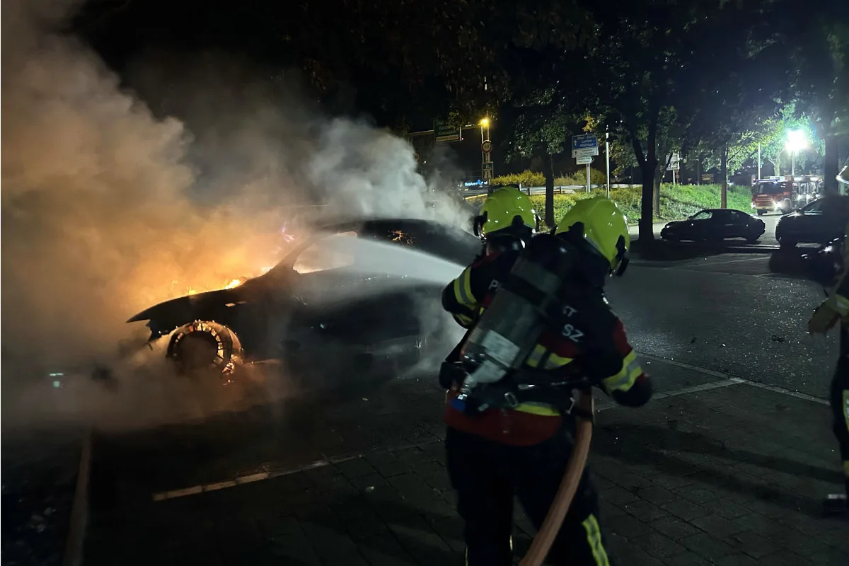 Pfäffikon SZ – Auto bei Brand auf Parkplatz komplett zerstört 