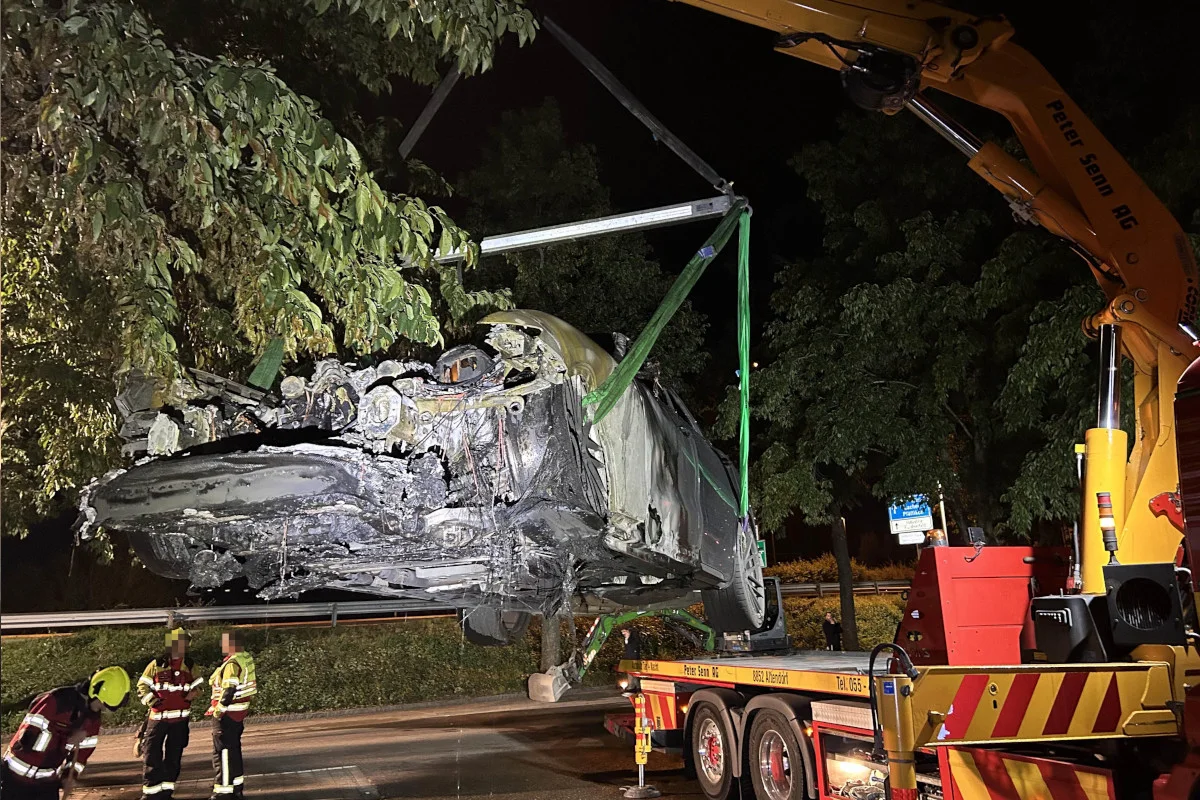 Pfäffikon SZ – Auto bei Brand auf Parkplatz komplett zerstört 
