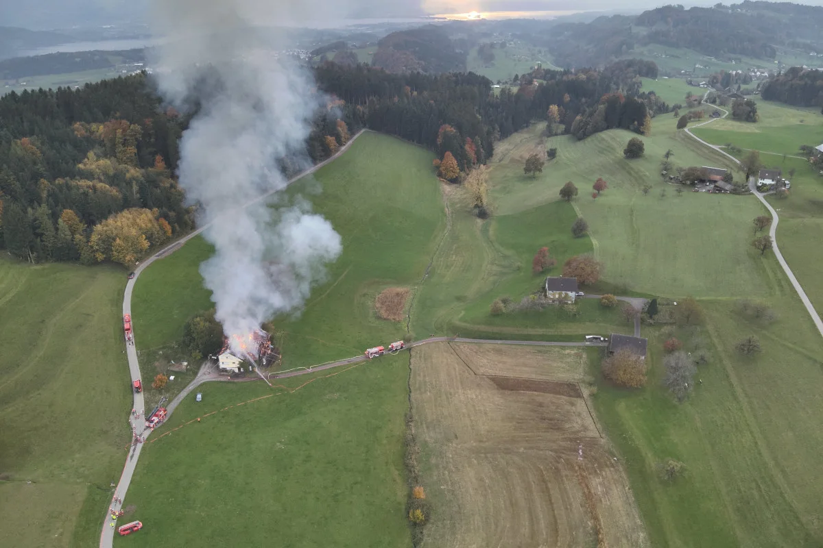 Goldingen SG – Einfamilienhaus mit Scheune bei Brand zerstört