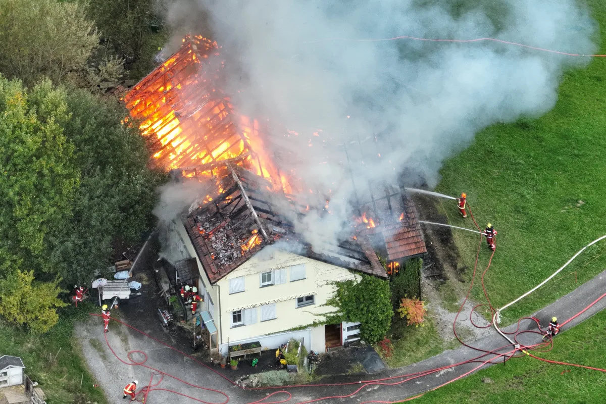 Goldingen SG – Einfamilienhaus mit Scheune bei Brand zerstört