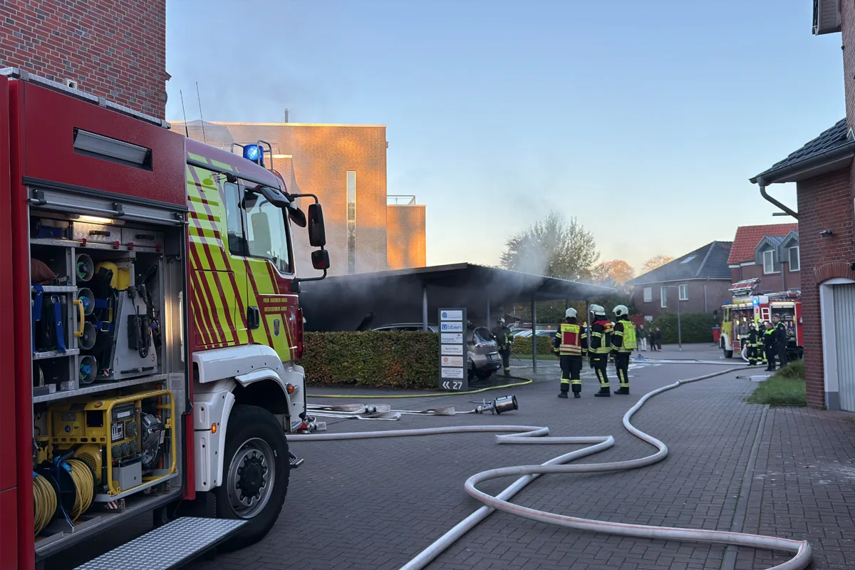 Aurich NI – Brand von zwei Autos in Carport