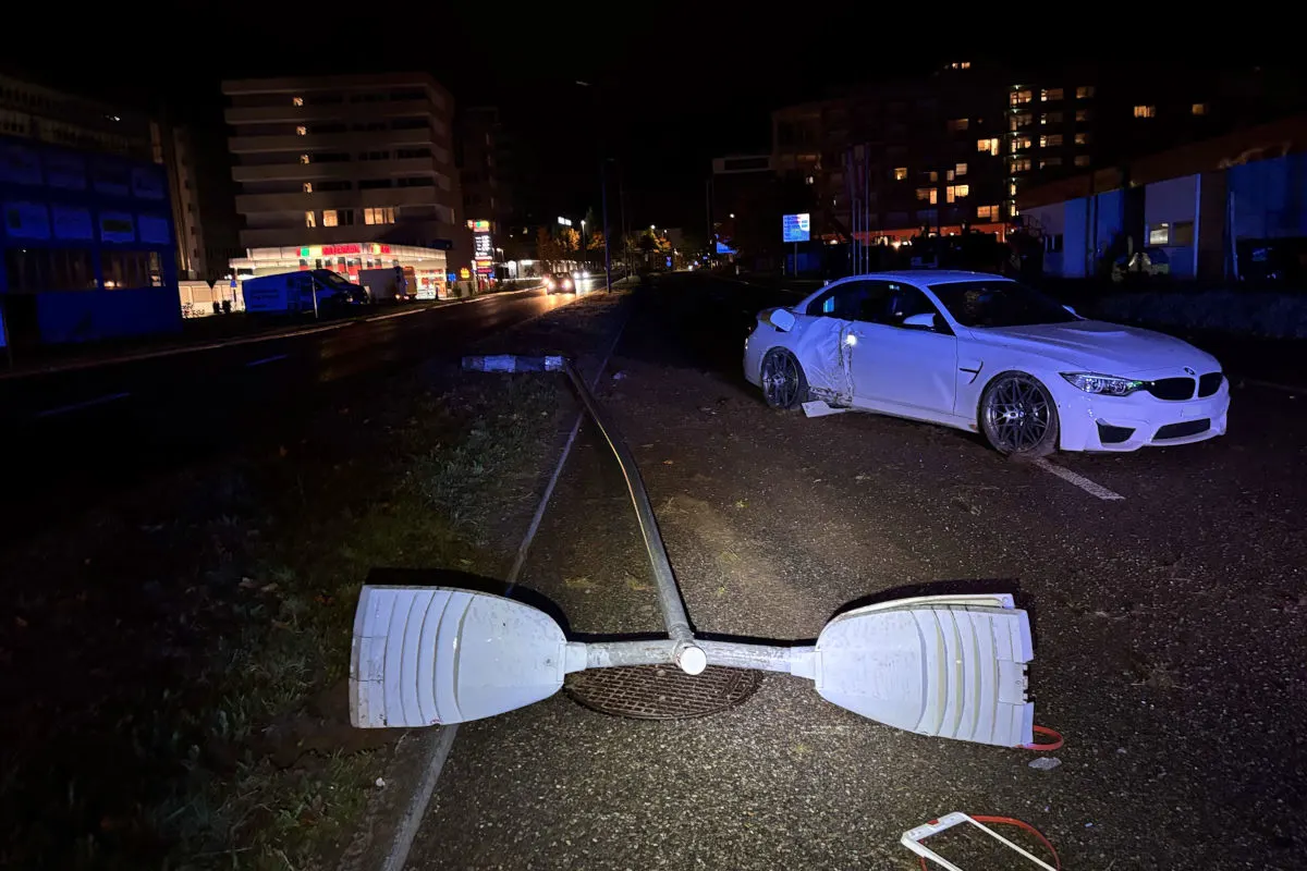 Unfall in Spreitenbach AG – Neulenker schleudert mit BMW gegen Lampe