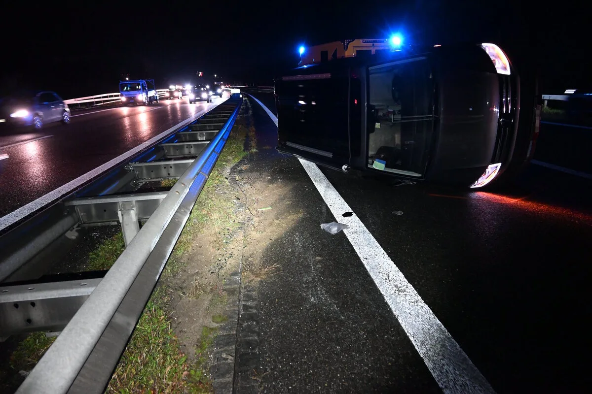 A1 Henau SG – Polizei sucht dunklen Mercedesbus nach Unfall