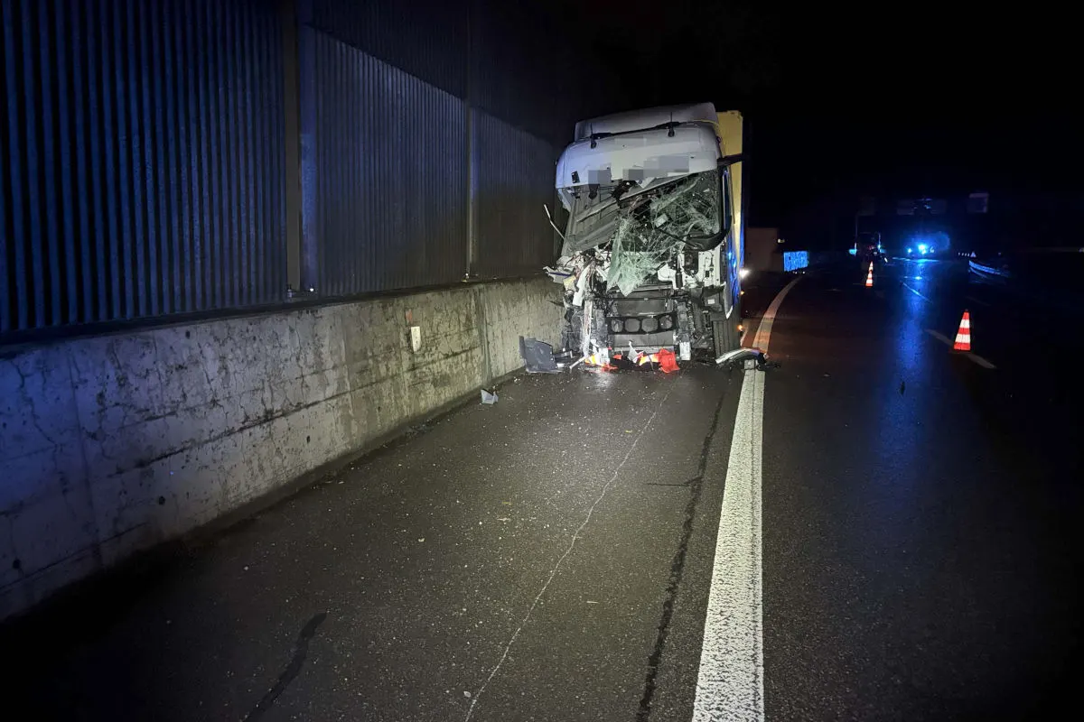 A1 Neuenhof AG  – Lastwagen prallt bei Unfall in Unterhaltsfahrzeug
