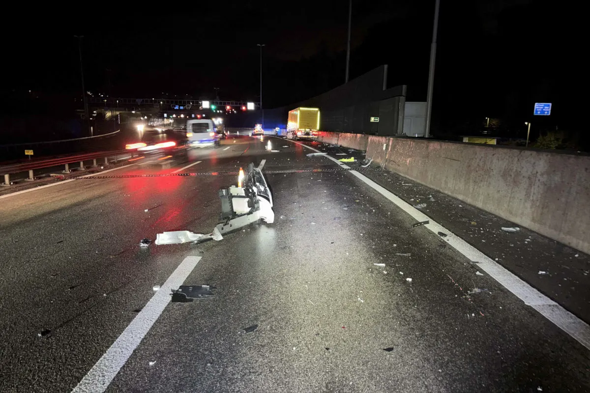 A1 Neuenhof AG  – Lastwagen prallt bei Unfall in Unterhaltsfahrzeug