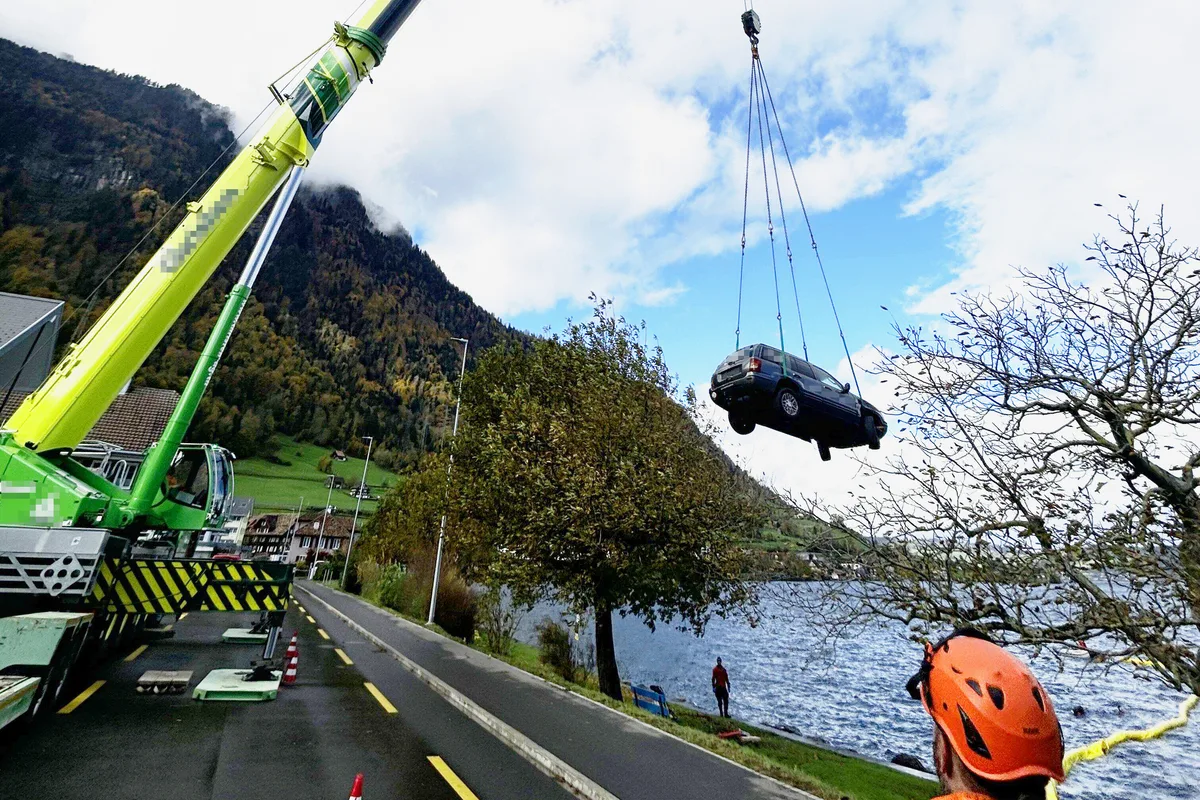 Arth SZ – Auto versinkt im Zugersee