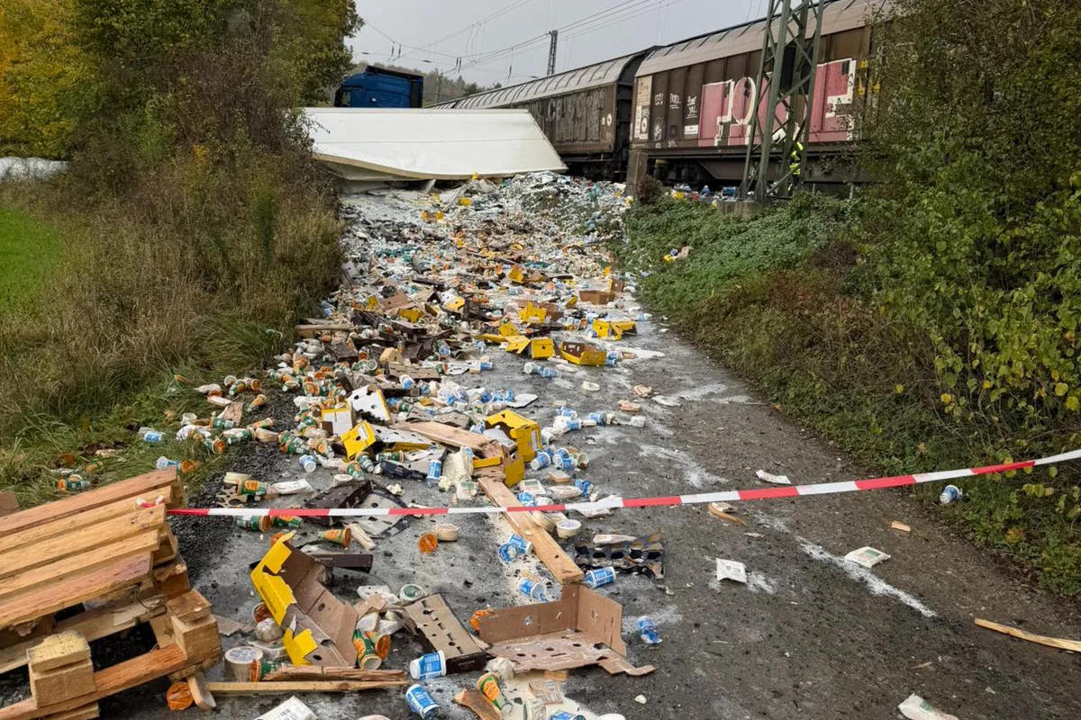 Hann. Münden NI – Güterzug prallt an Bahnübergang in Sattelzug