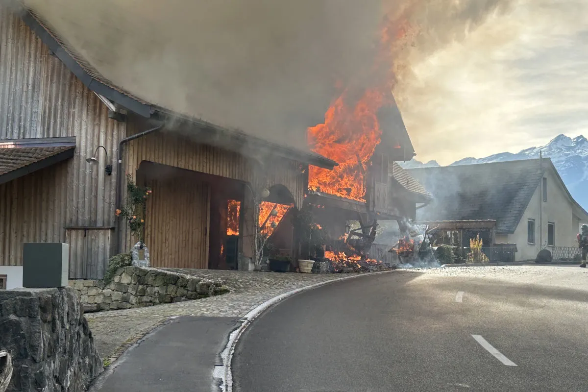 Frümsen SG – Grosser Schaden nach Brand in Mehrfamilienhaus