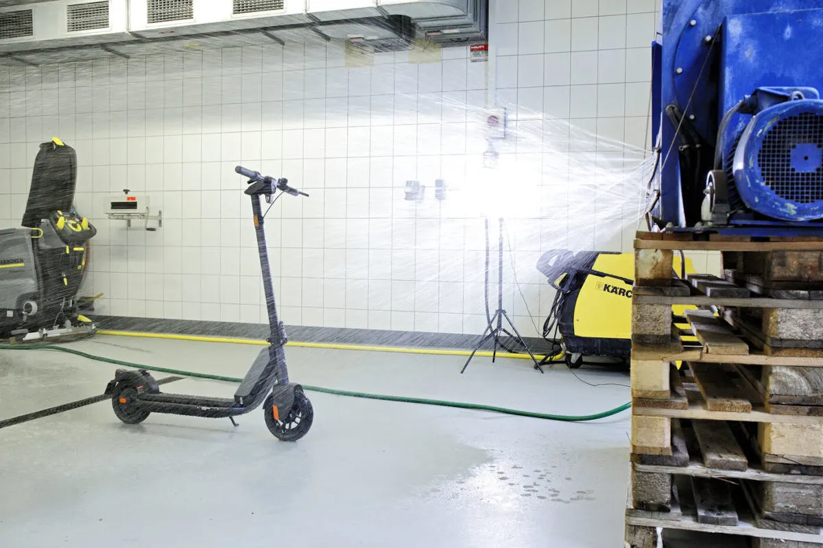 E-Trottinetts bestehen Sicherheitsstresstest
