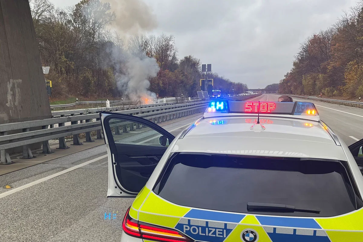 A7 Harsum NI – Fahrer nach PKW-Brand auf Autobahn verletzt
