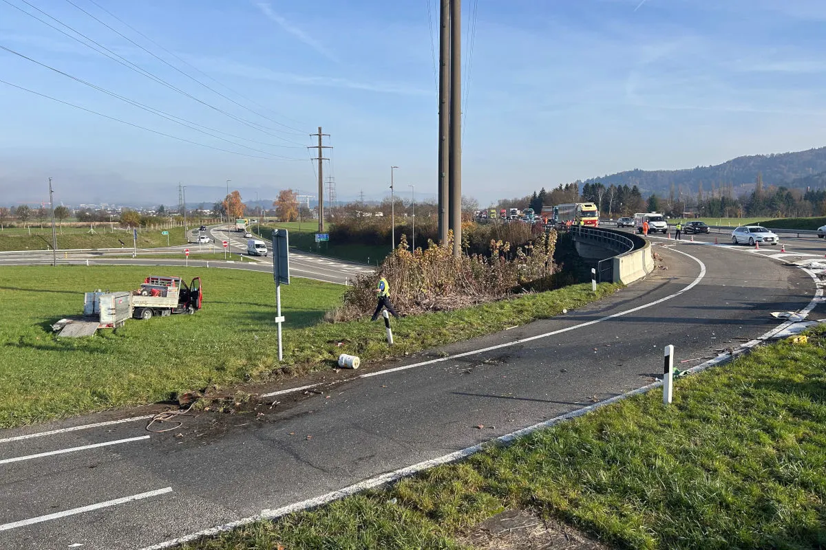 A1 Kölliken AG – Unfall zwischen Lieferwagen und Lastwagen
