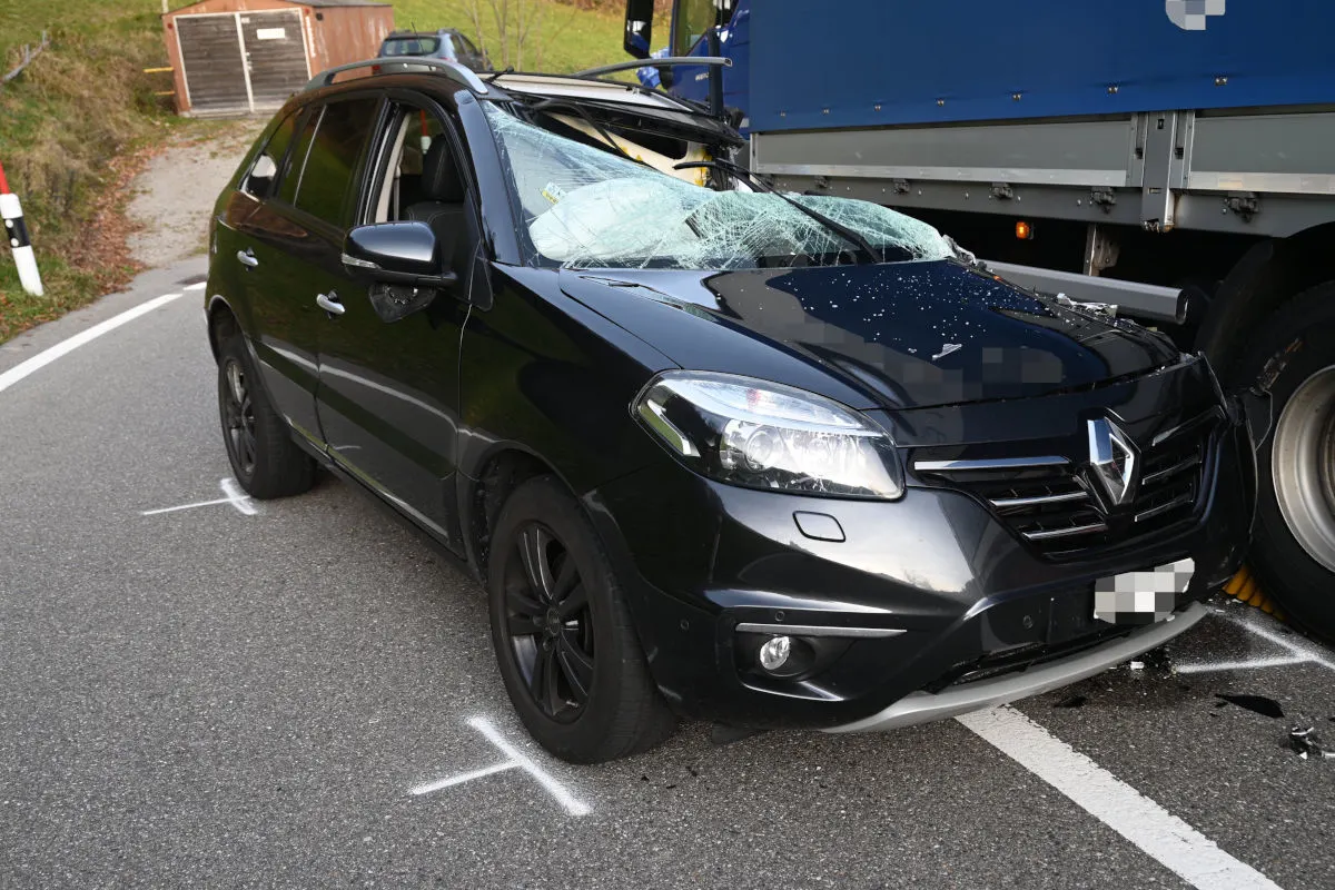 Brunnadern SG – Unfall zwischen Auto und Lkw
