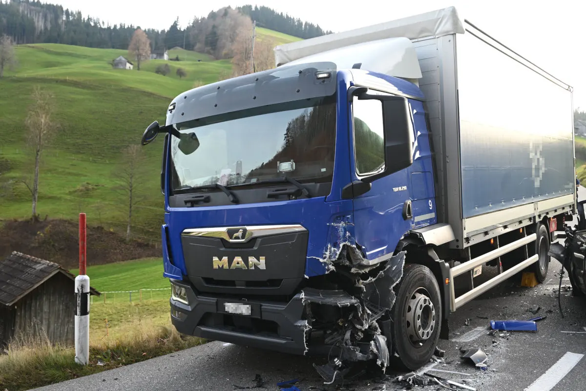 Brunnadern SG – Unfall zwischen Auto und Lkw