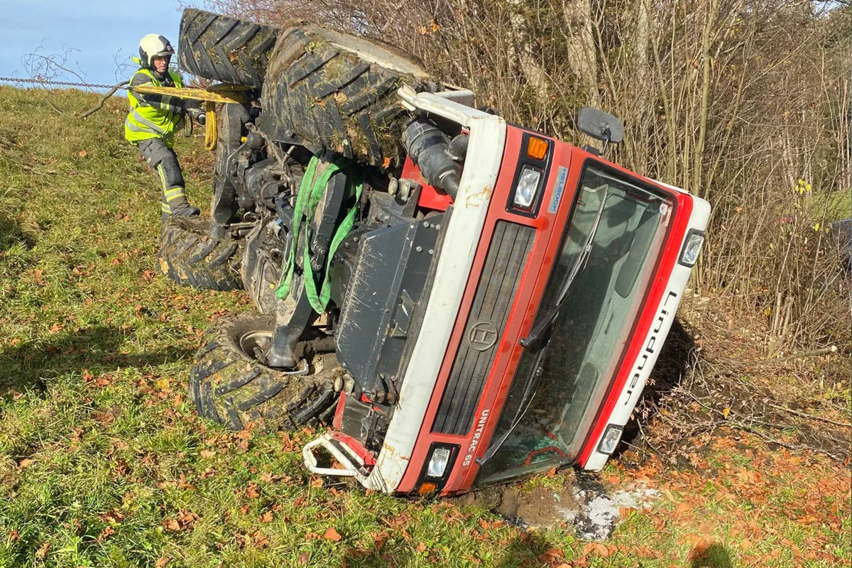 Unfall in Egg V  – Landwirt überschlägt sich mit Schlepper
