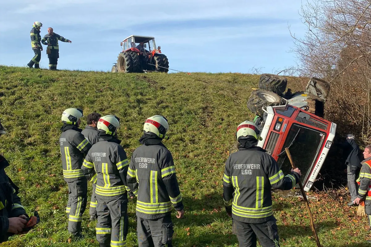 Unfall in Egg V  – Landwirt überschlägt sich mit Schlepper