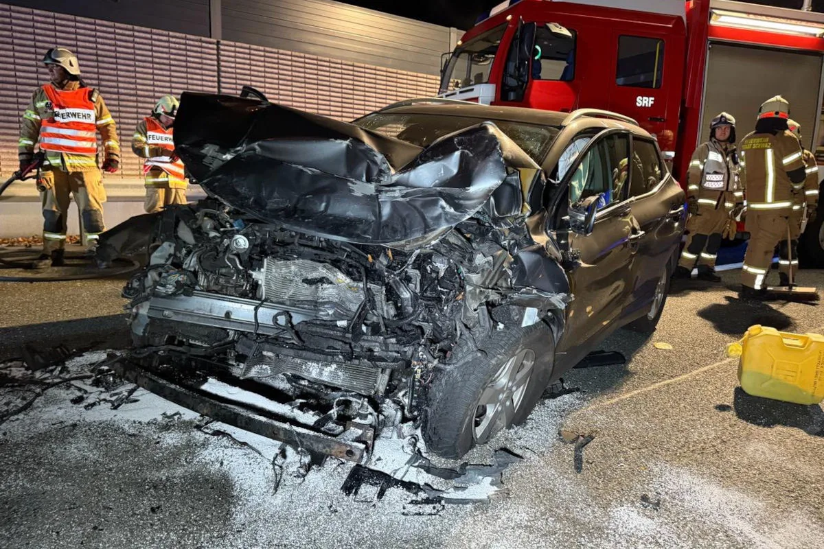A12 Vomp T – Pkw prallt bei Unfall gegen Reisebus