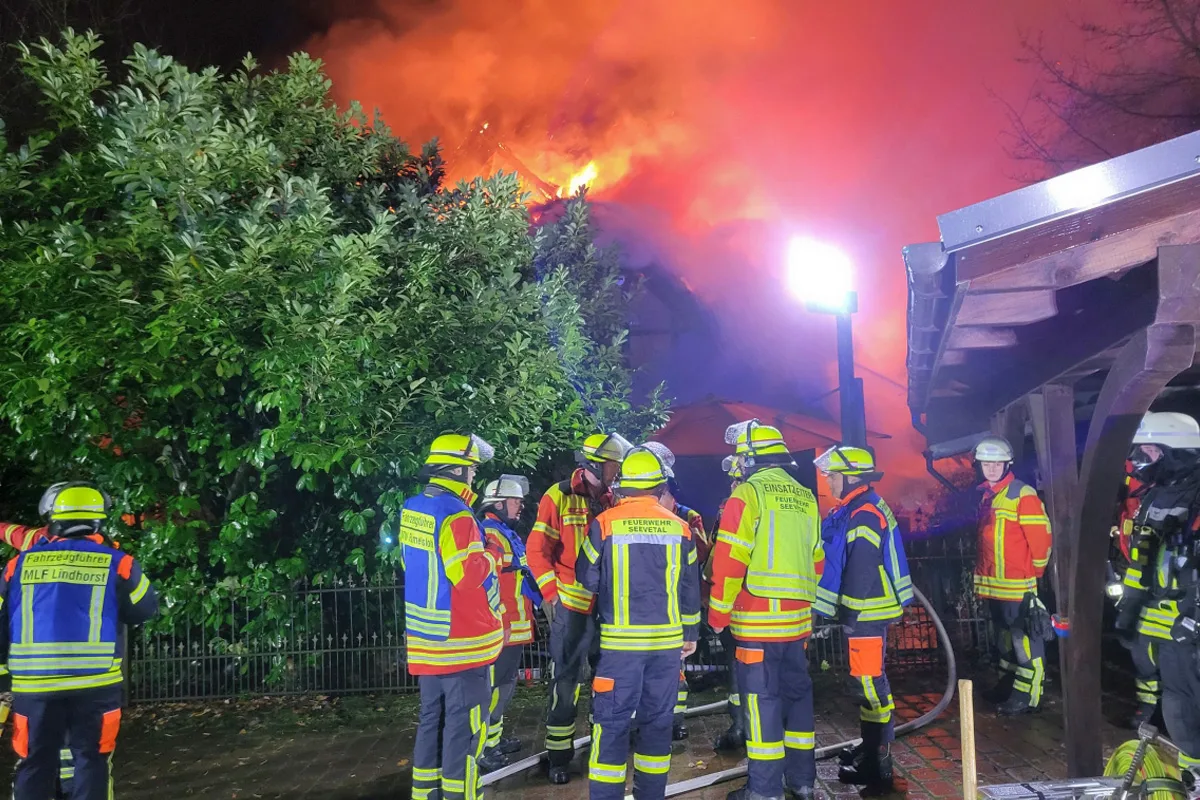 Seevetal NI – Historisches Reetdachhaus komplett niedergebrannt