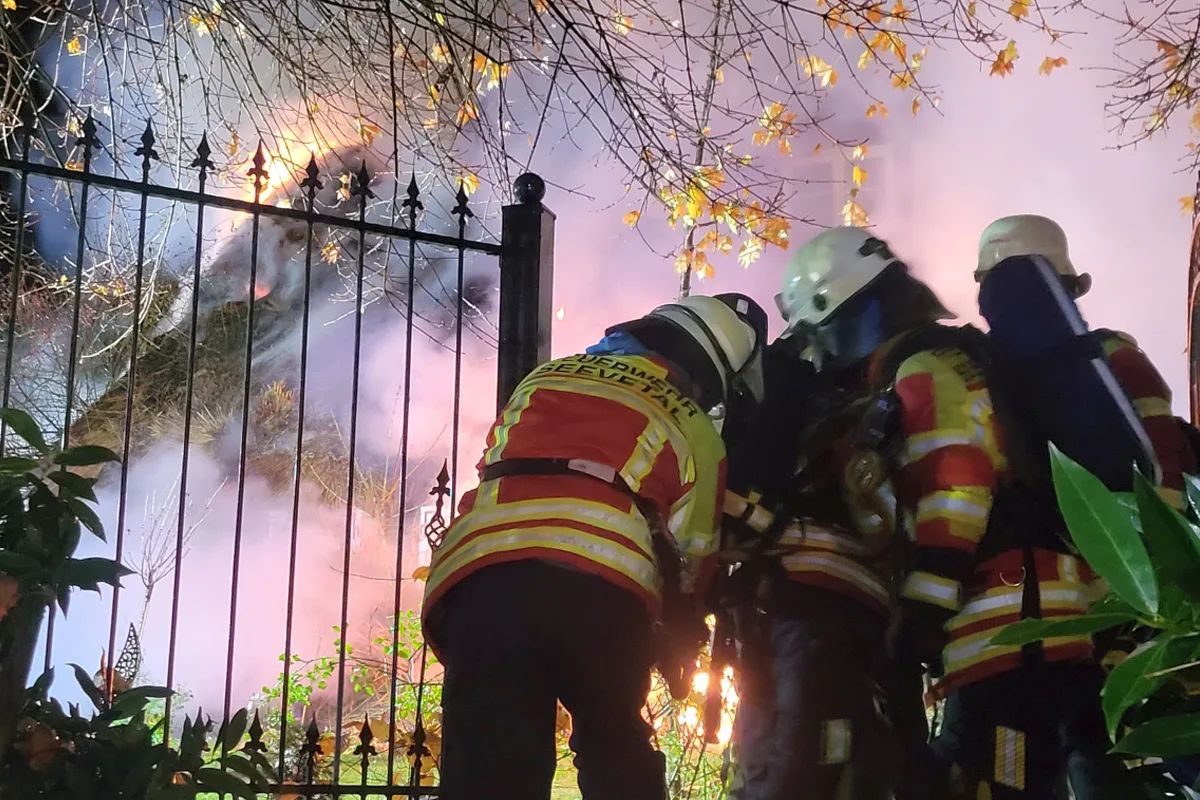 Seevetal NI – Historisches Reetdachhaus komplett niedergebrannt