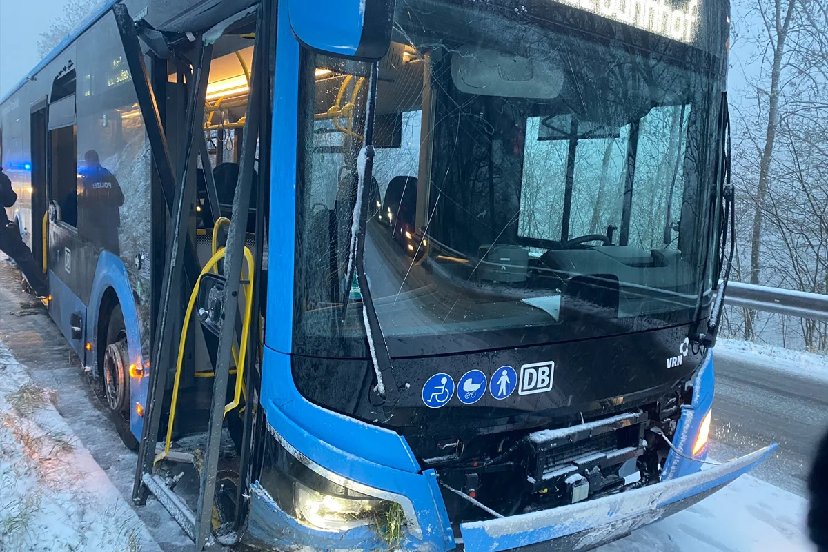 Thallichtenberg RP – Unfall von Schulbus auf schneeglatter Straße