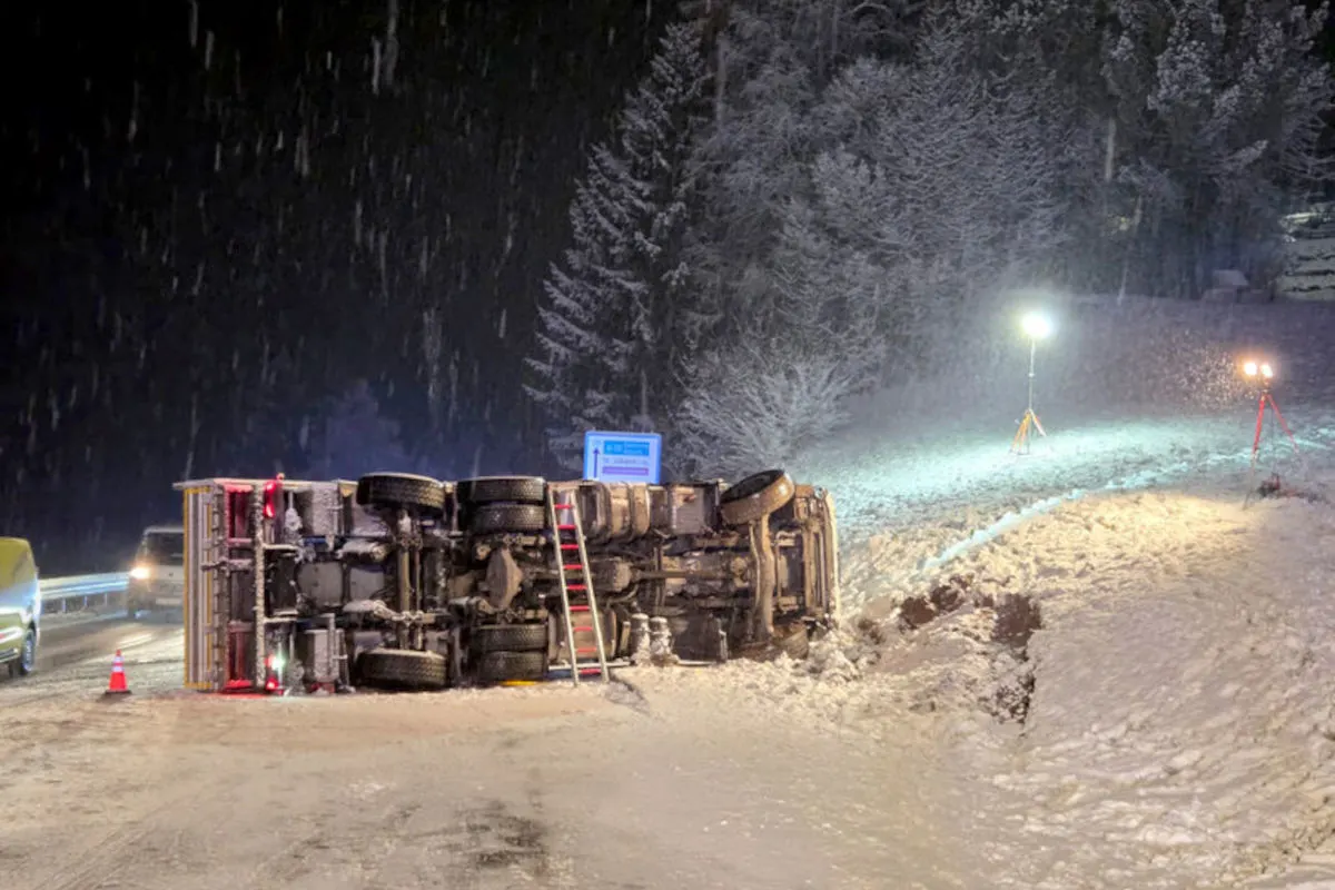Unfall in St. Johann im Pongau – Lkw kippt auf schneeglatte Fahrbahn