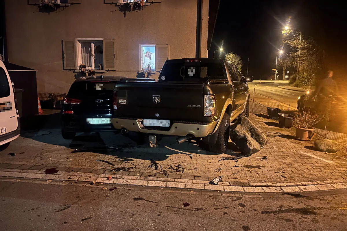 Widnau SG – Fahrunfähiger Lenker flüchtet nach Unfall