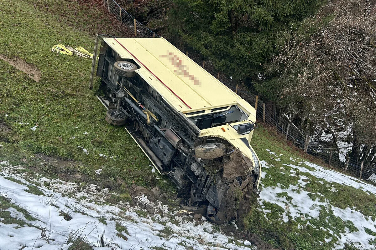 Vorderthal SZ – Lieferwagen stürzt bei Unfall Abhang hinunter
