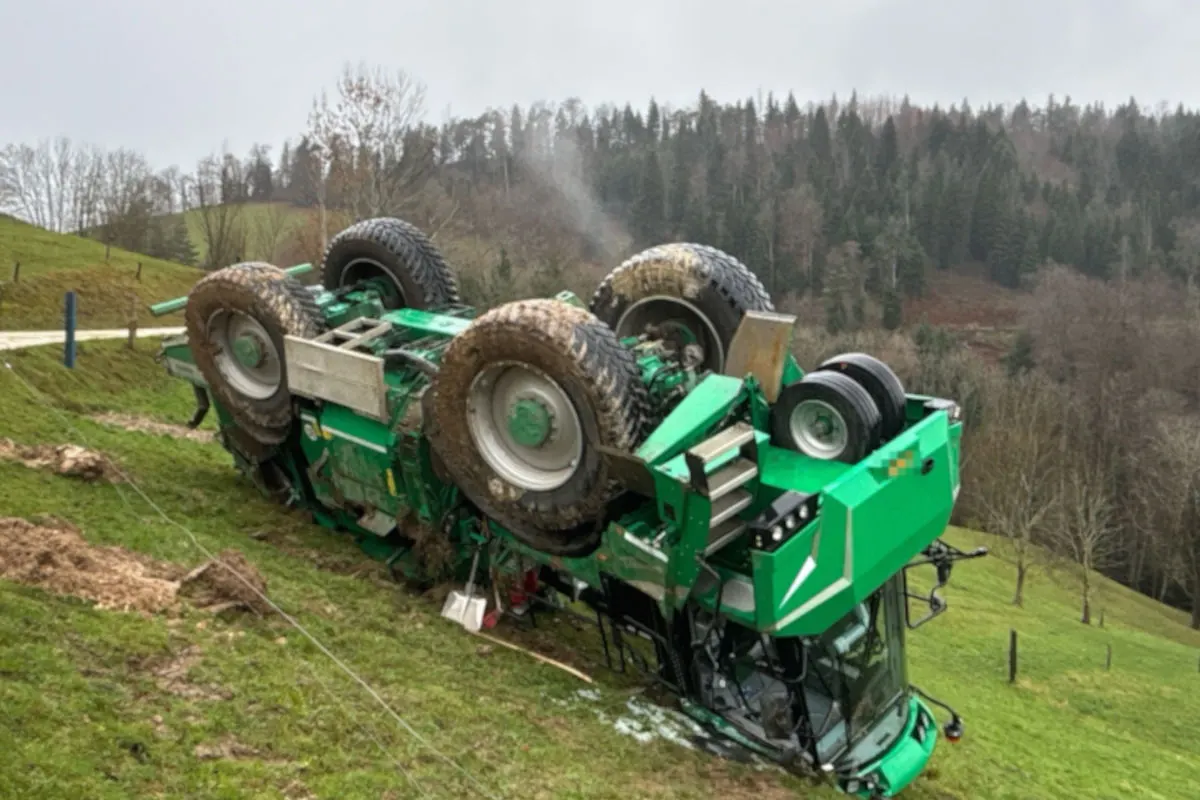 Unfall in Bärschwil SO – Arbeitskarren überschlägt sich