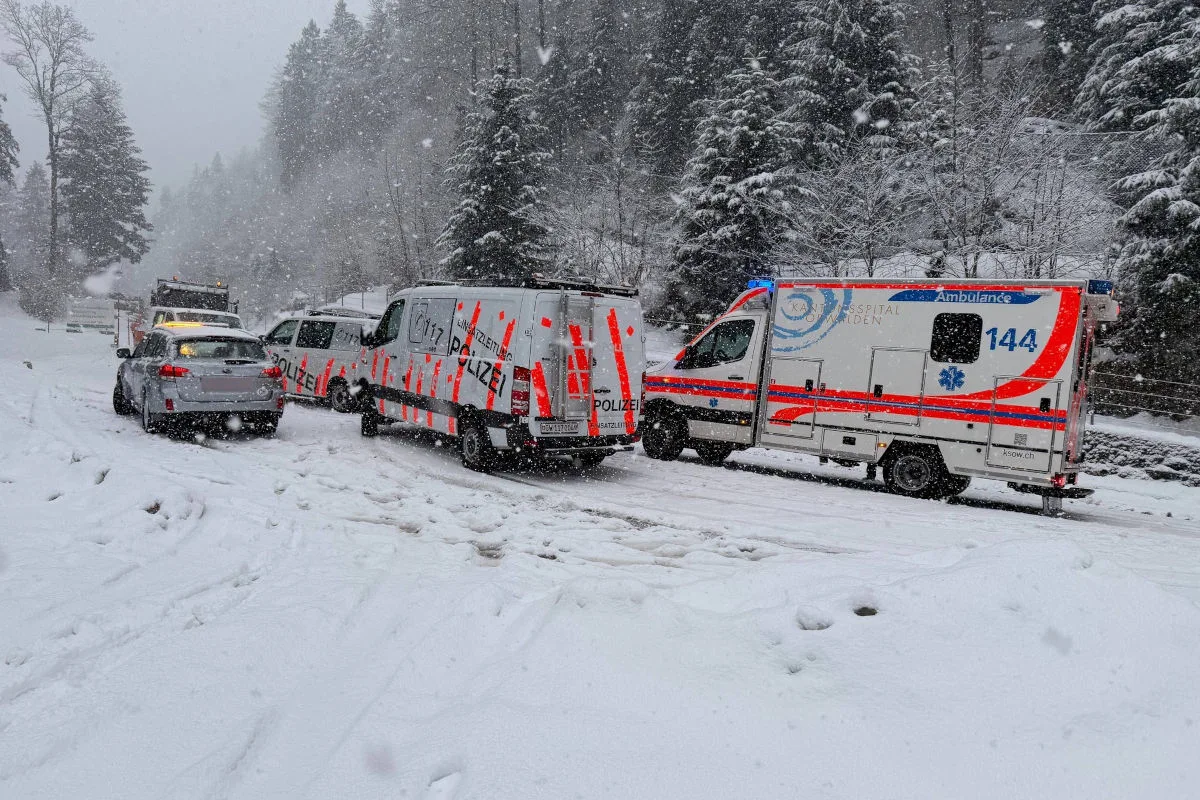 Lungern OW – Lieferwagen mit Sommerreifen prallt gegen Leitplanke