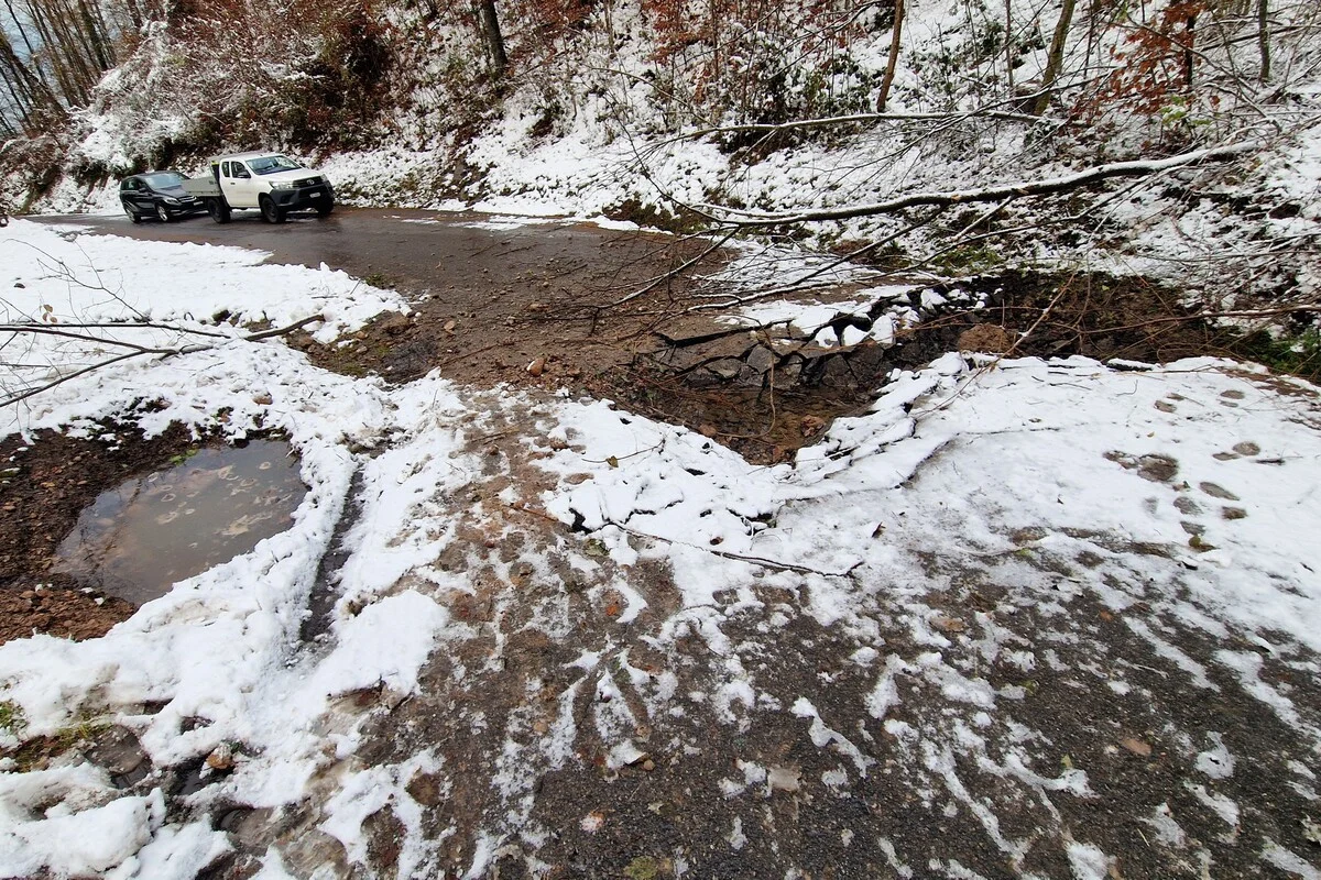 Walchwil ZG – 30-Tonnen-Felsblock beschädigt Hinterbergstrasse