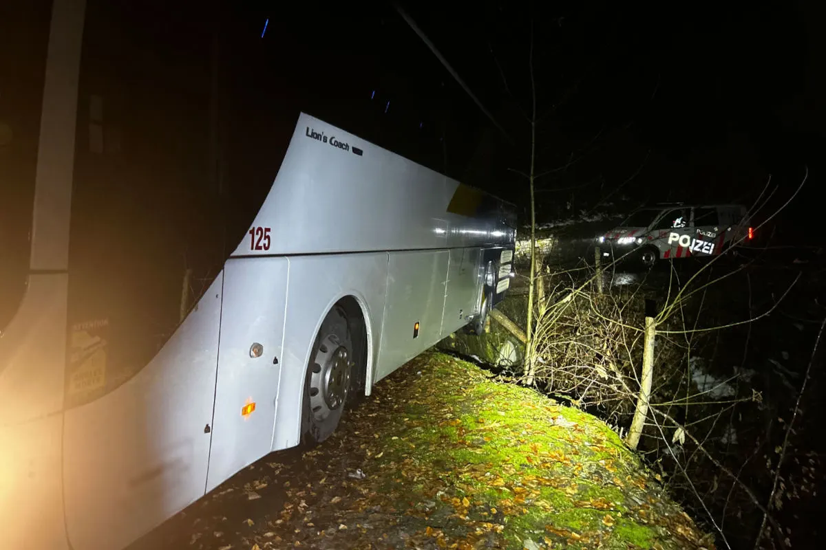 Flüeli-Ranft OW – Reisebus bleibt auf gesperrter Strasse stecken