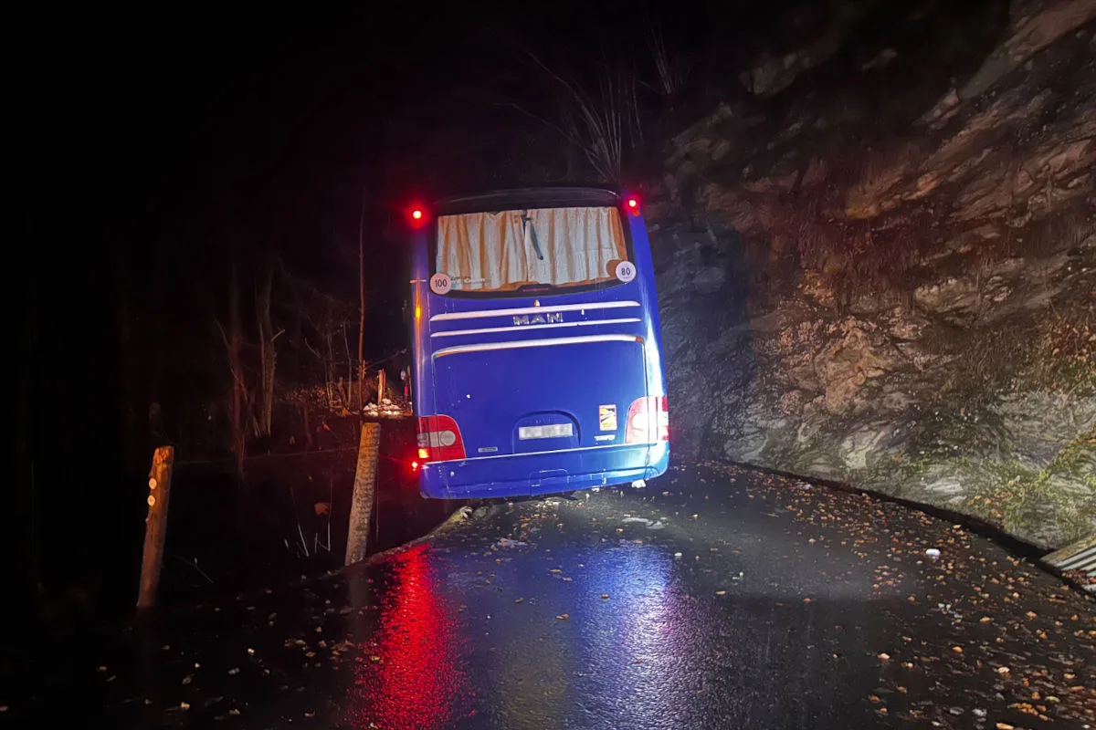 Flüeli-Ranft OW – Reisebus bleibt auf gesperrter Strasse stecken