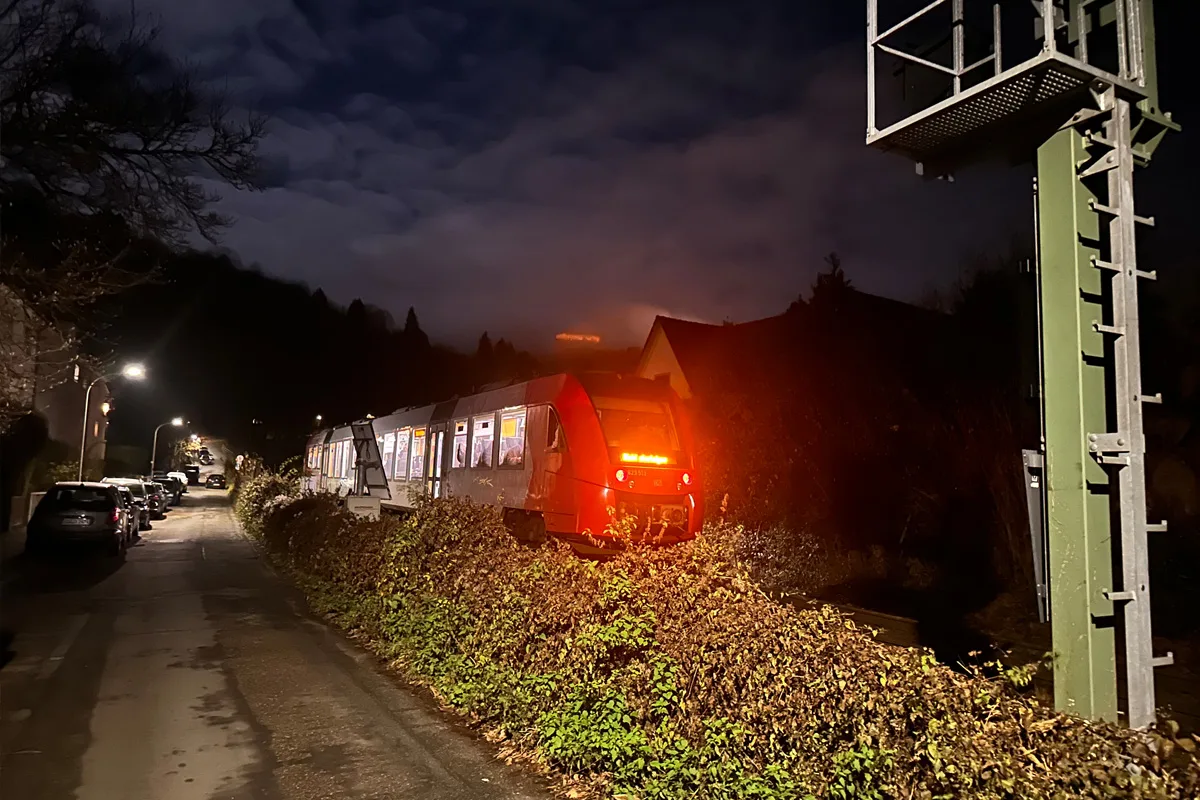 Weinheim BW – Auto steckt nach Verwechslung auf Bahngleis fest