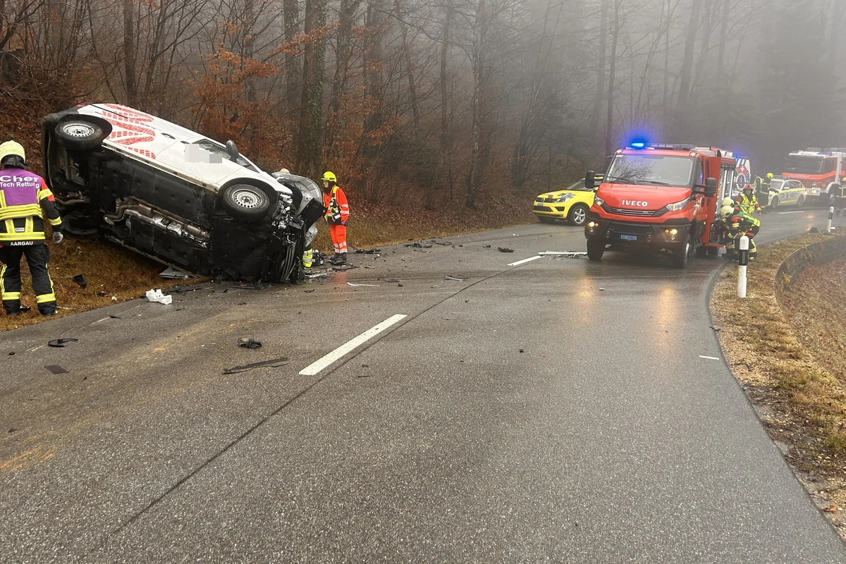 Erlinsbach AG – Lieferwagen stürzt bei Unfall Böschung hinunter