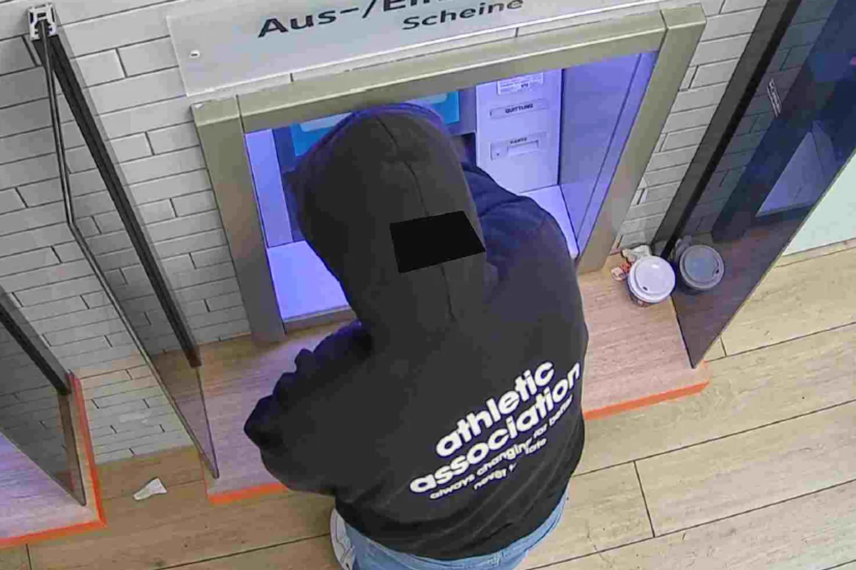 Berlin – Update: Neue Fotos zur Fahndung nach Trickbetrüger