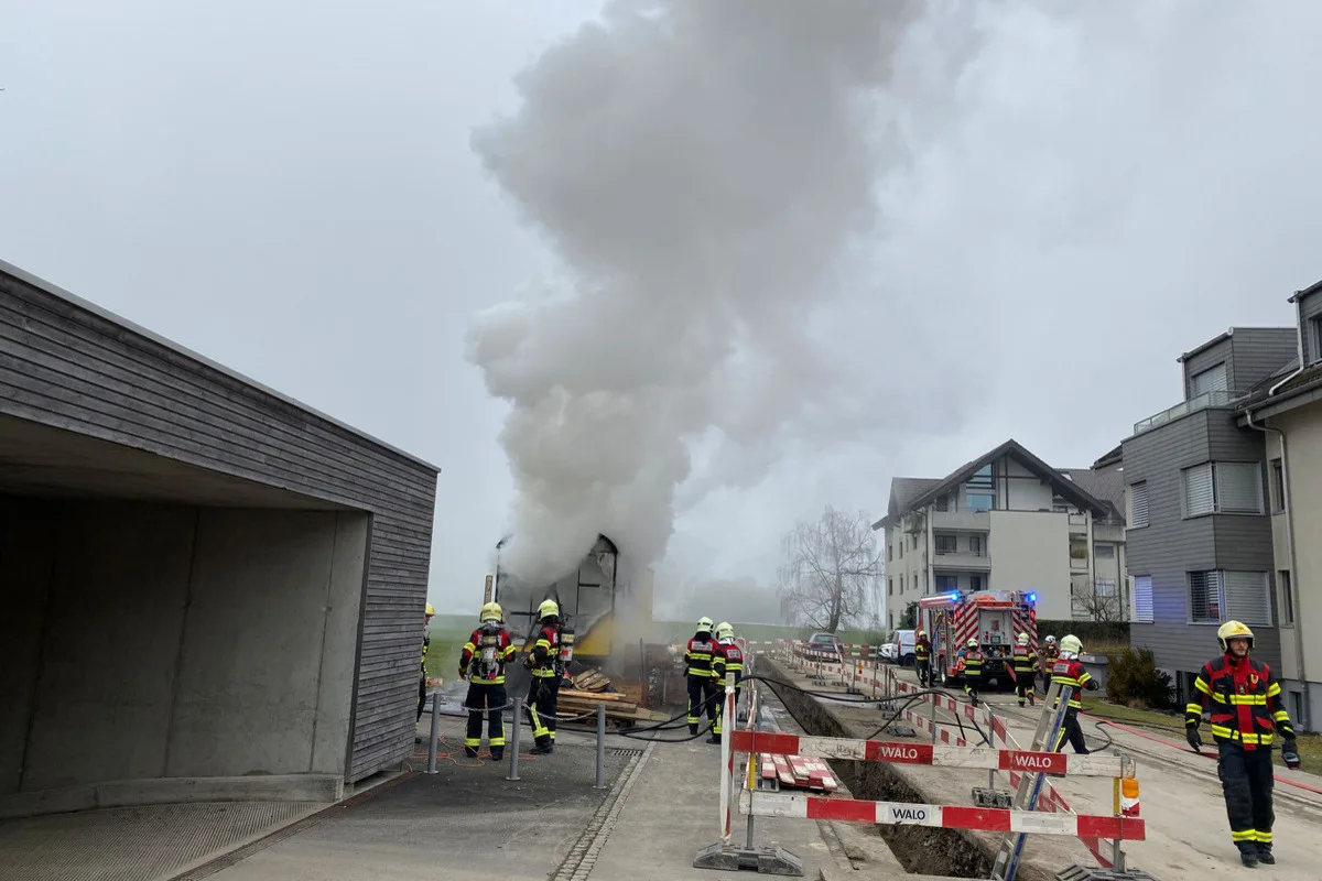 Hünenberg ZG – Brand eines Baustellenwagens