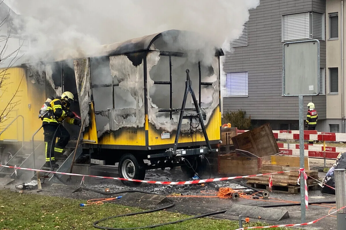 Hünenberg ZG – Brand eines Baustellenwagens