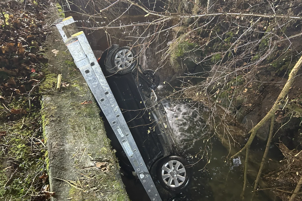 Fahrwangen AG – Mit Auto in Bach gelandet