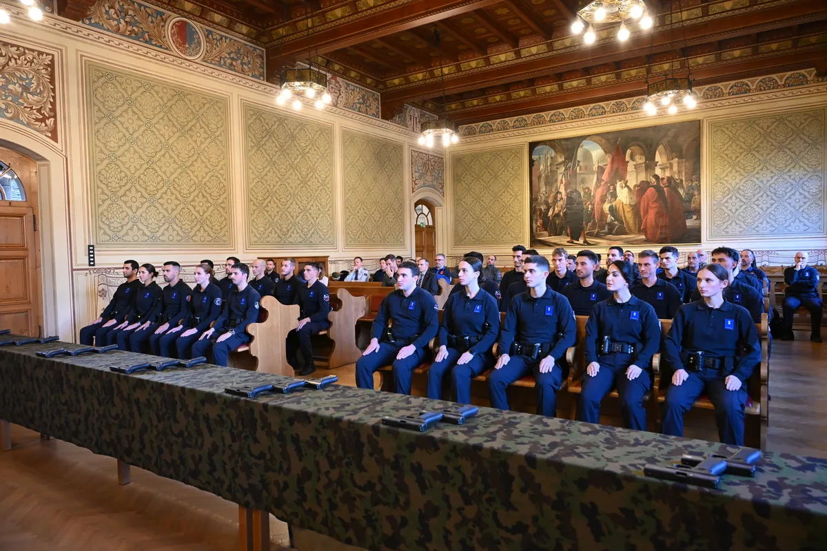 Dienstwaffen an Polizeianwärter in Bellinzona TI übergeben