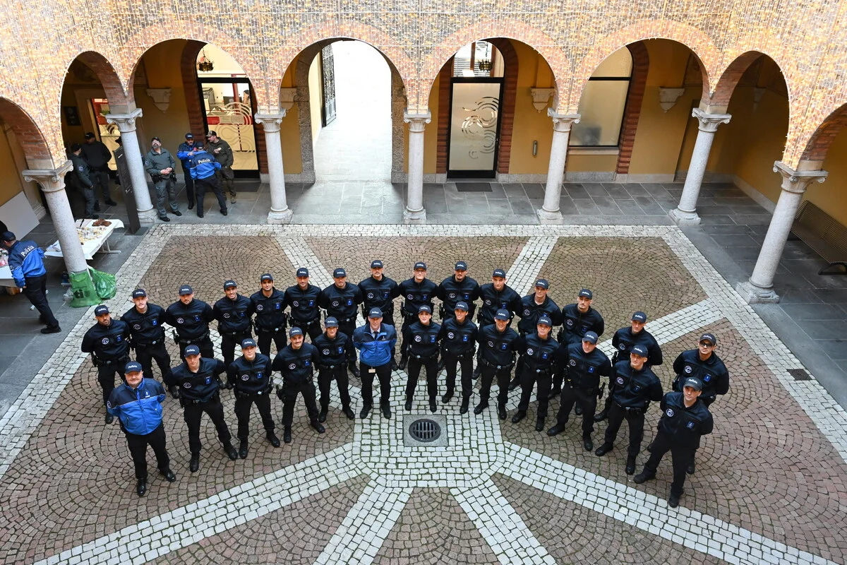 Dienstwaffen an Polizeianwärter in Bellinzona TI übergeben