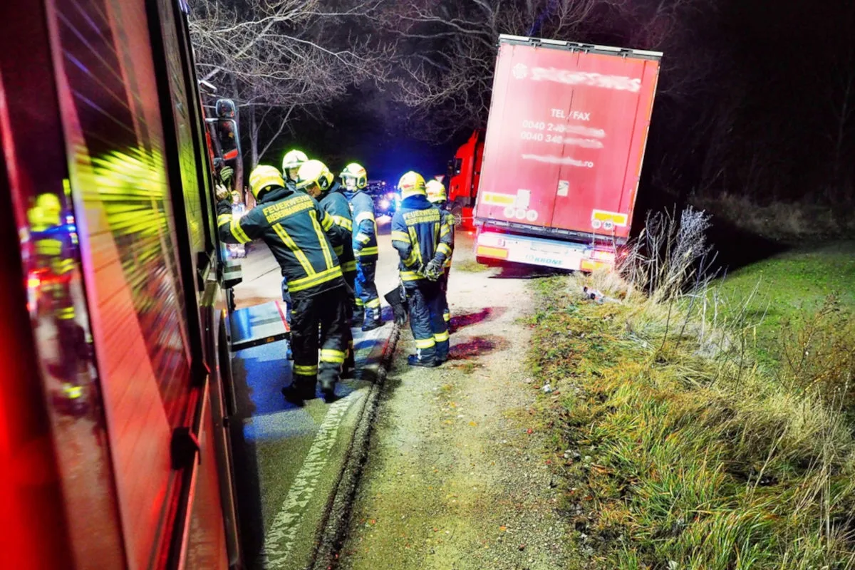 Biedermannsdorf – Lkw bleibt in aufgeweichter Erde stecken
