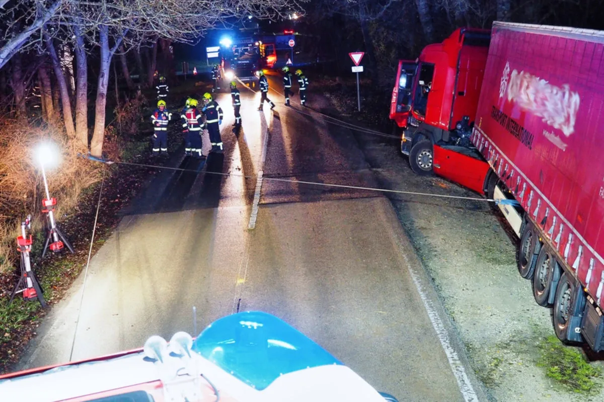 Biedermannsdorf – Lkw bleibt in aufgeweichter Erde stecken