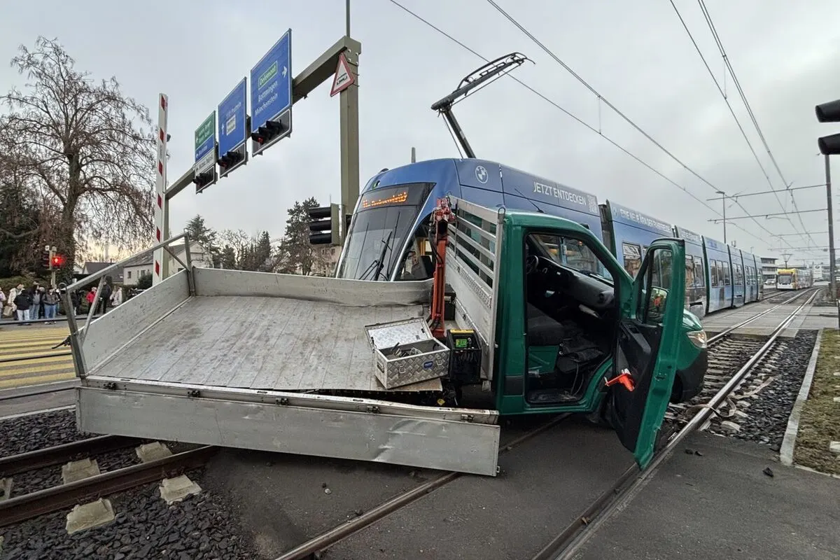 Muttenz BL – Unfall zwischen Lieferwagen und Tram